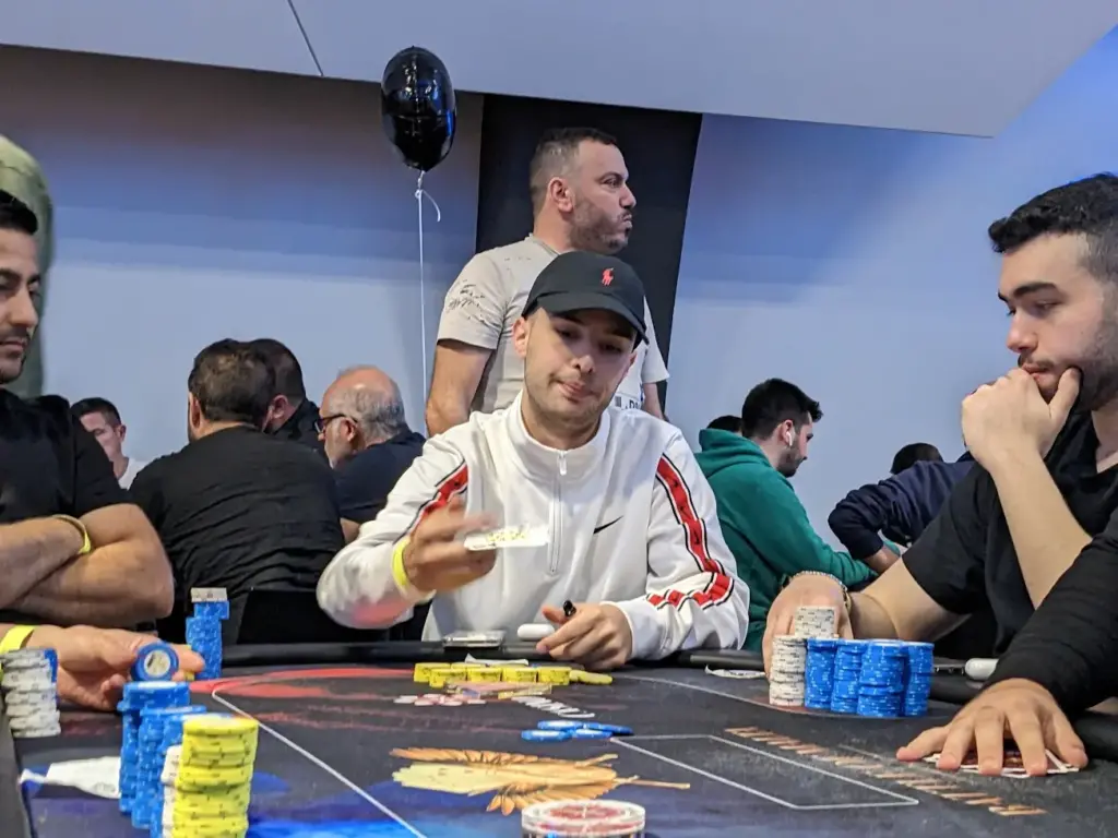 Giuseppe Dedone mucking his last hand